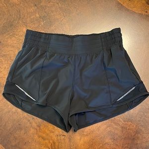 Lululemon Size 6 Hotty Hot High-Rise Shorts 2.5”